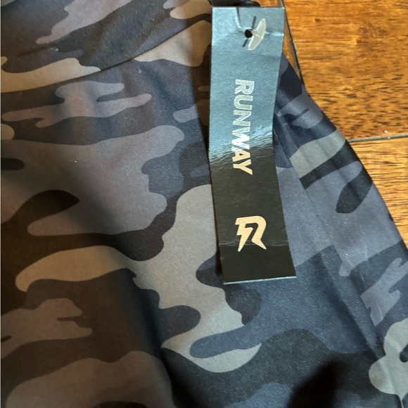 Runway athletic girls Camouflage Skort sz LG 12/14 NWT - Picture 2 of 5